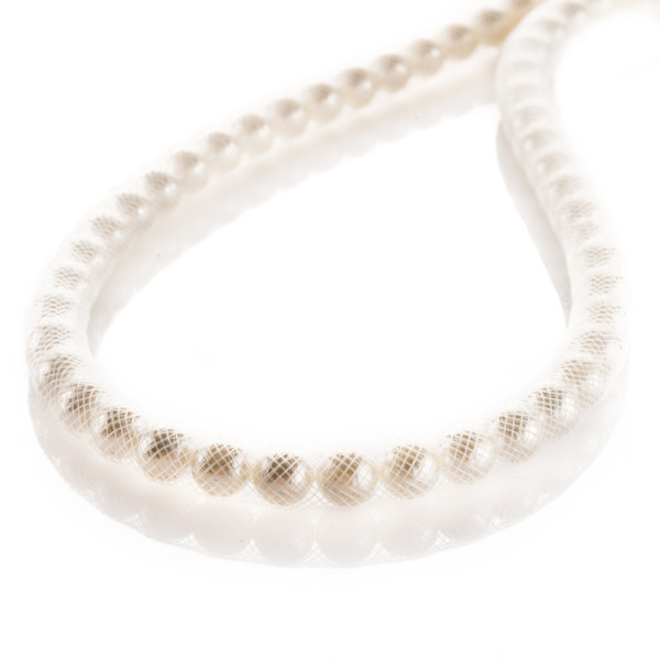 Collier mit weißen Perlen in weißem Netz gehüllt