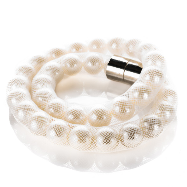 Collier mit großen weißen Perlen in weißem Netz